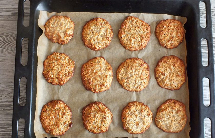 1. Этап. Овсяное печенье с яблоком на кефире: Через указанное время достаньте печенье из духовки. Оно должно быть румяным.