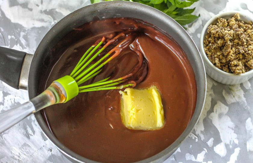 1. Этап. Домашняя паста Нутелла: Снимите емкость с плиты и тщательно вмешайте в массу сливочное масло.