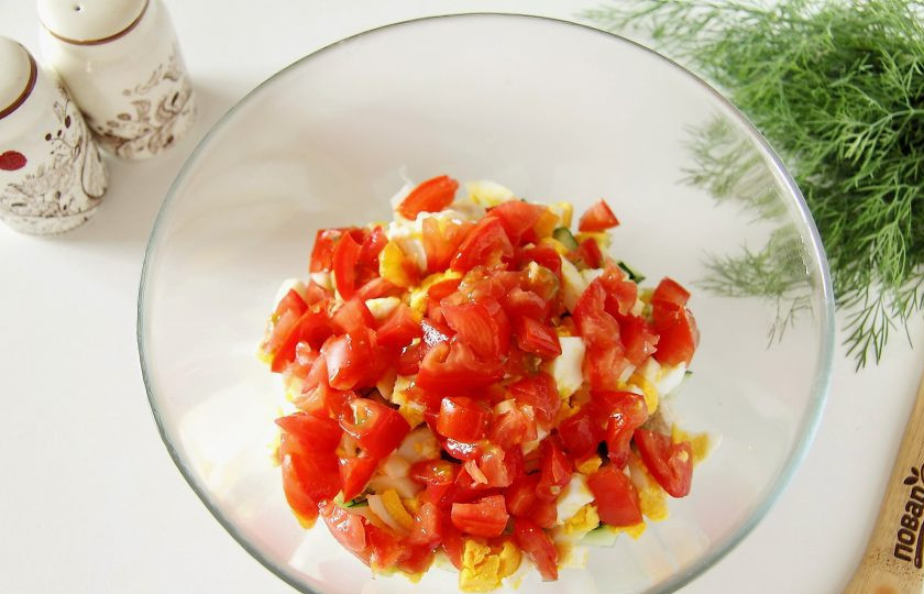 1. Этап. Салат с куриной грудкой и маринованным луком: Помидоры нарежьте, откиньте на сито, чтобы стекла лишняя жидкость и затем добавьте в миску к остальным ингредиентам.