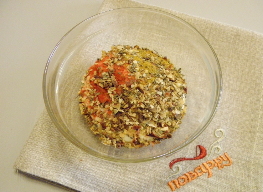 1. Этап. Маринад для куриных крылышек: Соедините майонез с уксусом и специями. Соль регулируйте на свой вкус, я специально сделала маринад соленым, чтобы больше соль не добавлять.