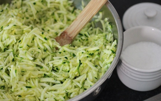 1. Этап. Кабачковые оладьи Минутка: 3. Измельченные кабачки посолите и поперчите по вкусу. Добавьте яйцо и тщательно перемешайте. При необходимости всыпьте муку.