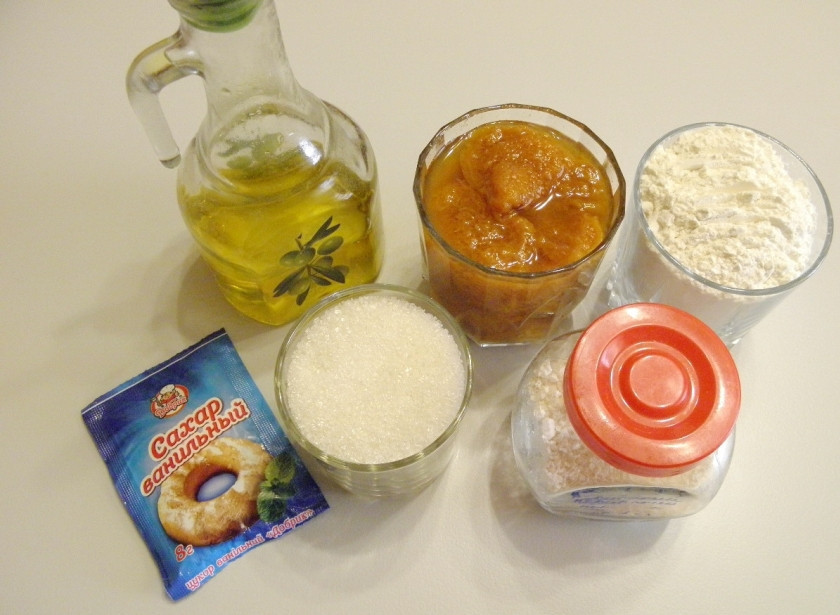 1. Этап. Постная коврижка в мультиварке: Отмерьте продукты для коврижки. Я взяла абрикосовое варенье, в меру сладкое, поэтому добавила 100 г сахара. Все мои стаканы 200 граммовые.