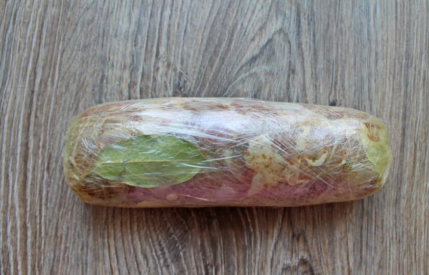 1. Этап. Сальчичон из курицы: Плотно заверните куриный фарш в пищевую пленку, чтобы не было пустот, и вода не смогла попасть внутрь.