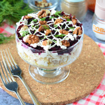 Слоеный салат с курицей и свеклой