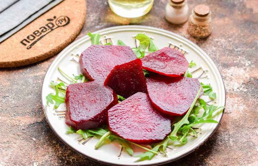 1. Этап. Салат из свеклы с кедровыми орешками: Поверх рукколы выложите свеклу.