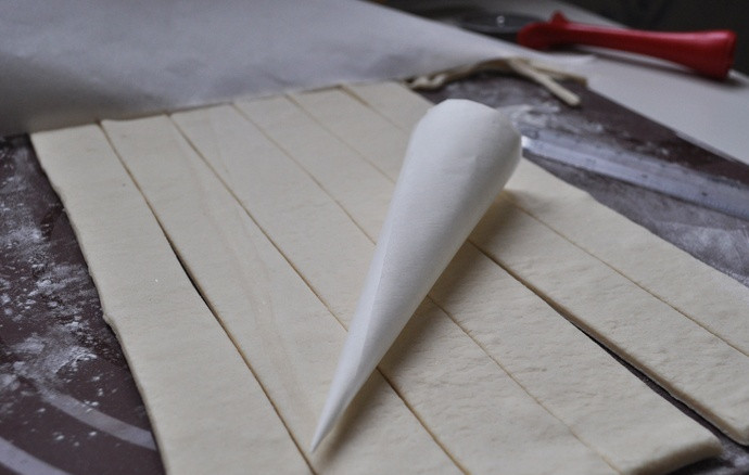 1. Этап. Слоеные трубочки: Из каждого треугольника скручиваем конус, это будет каркас для трубочки.