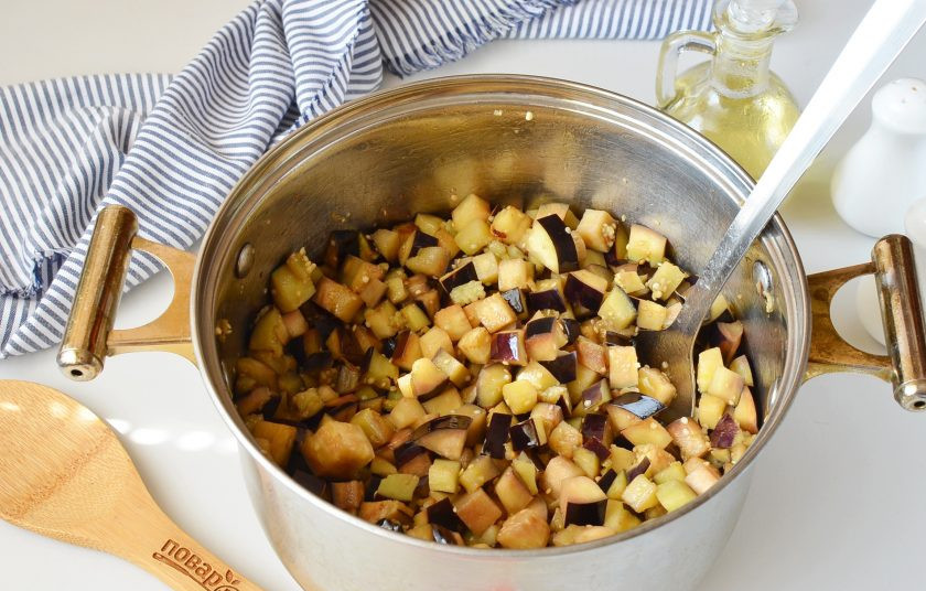 1. Этап. Икра баклажанная на зиму: Я жарила примерно 5-6 минут на среднем огне.