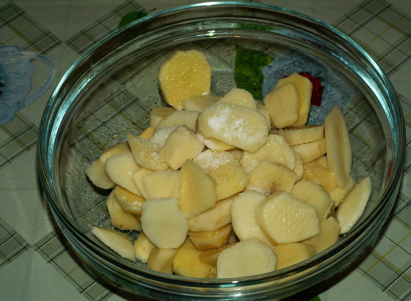 1. Этап. Подосиновики, тушеные в сметане: 2. Картофель моем, чистим, нарезаем кружочками и солим-перчим по вкусу. Можно также натереть приправами.