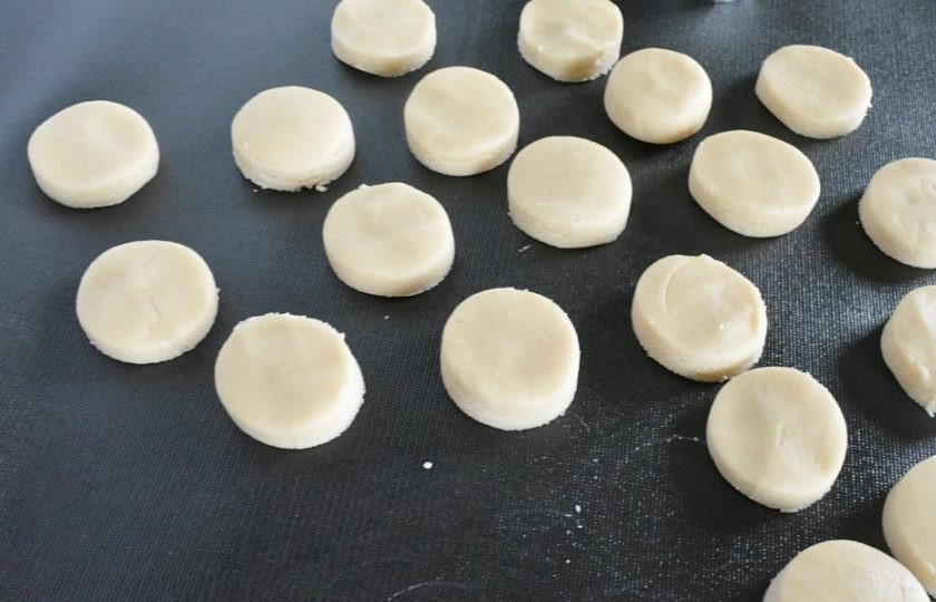 1. Этап. Индийское песочное печенье Нанхатаи: 7. Подровняйте пальцем стороны печенья. Выложите их на противень.