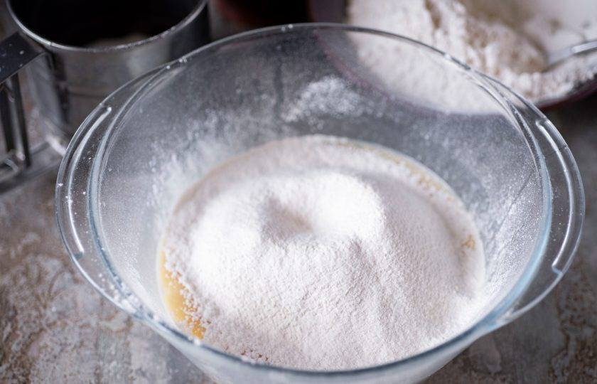 1. Этап. Корейские пончики: Просеивайте муку частями.