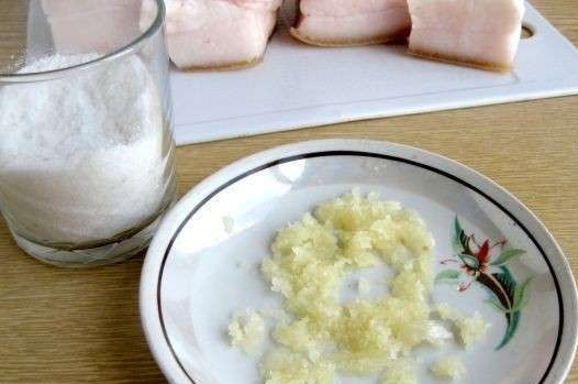 1. Этап. Сало в банке: Чеснок почистите, а потом пропустите его через чеснокодавку.