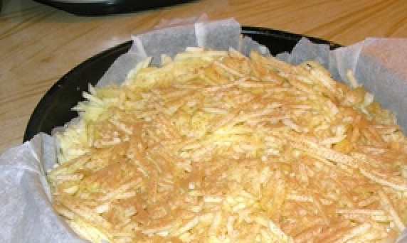 1. Этап. Шарлотка с тертыми яблоками: Сверху выложите слой яблок и корицу и оставшуюся сухую смесь.