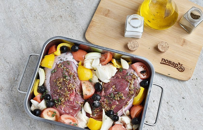 1. Этап. Индейка с овощами: Равномерно разложите вокруг крупно нарезанные овощи, лук, целые зубчики чеснока и маслины. Посолите, поперчите, сбрызните маслом. Посыпьте измельченным тимьяном. Вино смешайте с сахаром и залейте в жаровню.