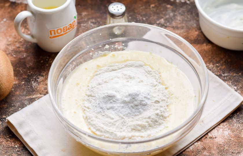 1. Этап. Пирог с киви на сметане: Добавьте пшеничную муку и разрыхлитель теста.