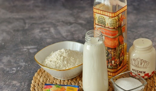 1. Этап. Блины на сливках: Итак, чтобы испечь блины на сливках, соберите всё необходимое по списку ингредиентов. Для выпечки блинов достаточно 10% сливок. Но если есть сливки пожирнее, например 20% то вы также можете их использовать. На жирных сливках блинчики получатся потолще.