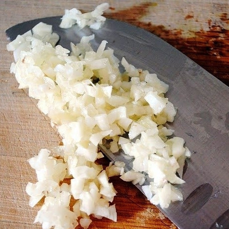 1. Этап. Салат с курицей-гриль: Итак, первым делом почистим и мелко нарежем наш чеснок.