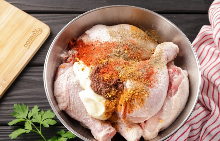 1. Этап. Куриные окорочка в казане на костре: Добавьте все составляющие для маринада: аджику, горчицу, майонез, паприку, соль и специи по вкусу.