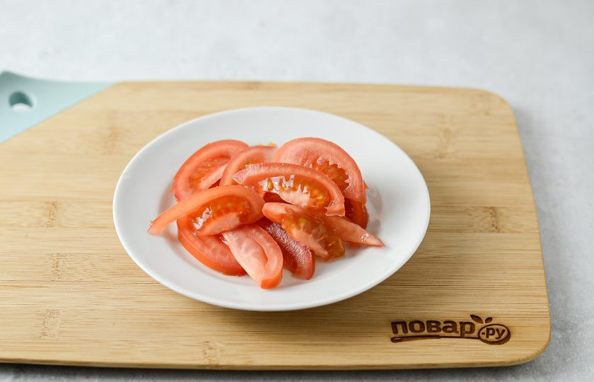 1. Этап. Салат с баклажанами и тофу: Помидоры нарежьте дольками или кружочками.