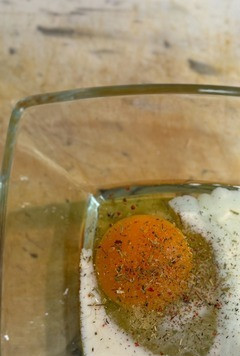 1. Этап. Омлет в лаваше-кругляше: Яйцо соединить с молоком, солью, перцем, травами. Слегка взбить вилочкой