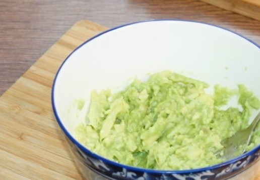 1. Этап. Авокадо, фаршированный тунцом и вяленым перцем: 4. Измельчите мякоть авокадо вилкой.