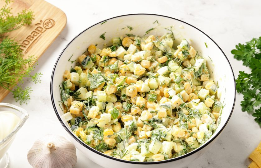 1. Этап. Салат с яйцом, сыром, кукурузой и огурцом: Хорошо перемешайте. Салат с яйцом, сыром, кукурузой и огурцом готов.