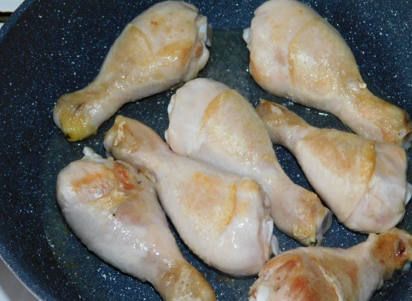 1. Этап. Куриная сковорода с кабачками: Обжарьте куриные голени.
