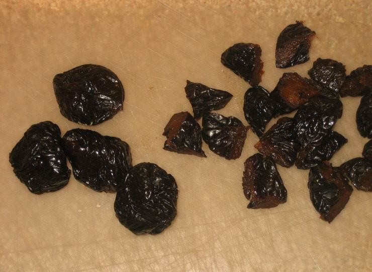 1. Этап. Свёкла в духовке: Мелко режем чернослив.