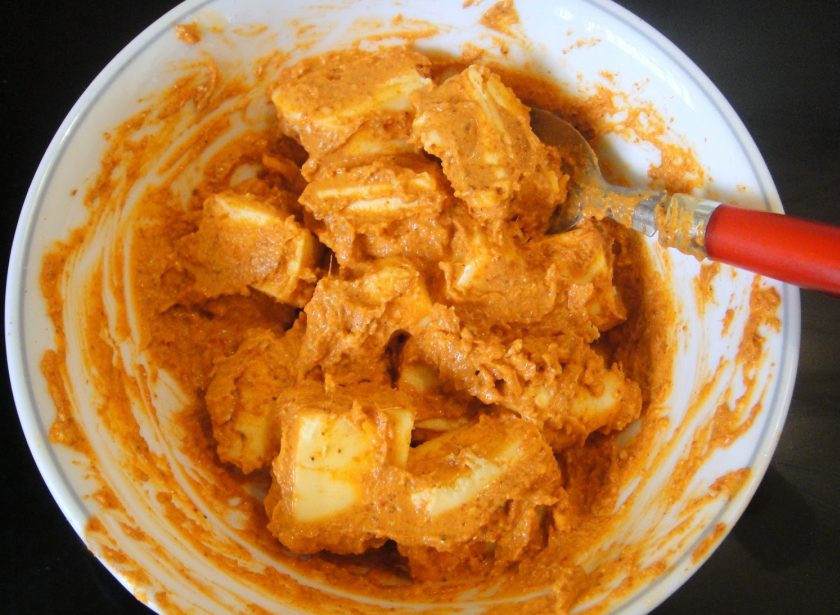 1. Этап. Овощные шашлычки на шпажках: 4. Смешайте сыр и овощи в полученном соусе.