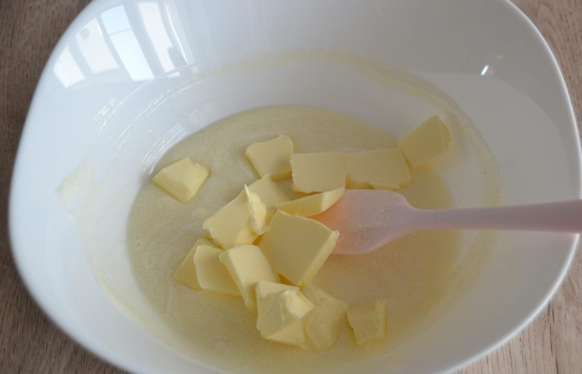 1. Этап. Цветаевский пирог с абрикосами: Добавьте нарезанное кусочками сливочное масло.