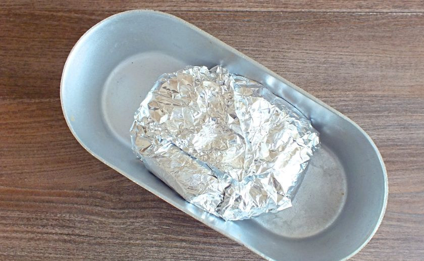 1. Этап. Буженина с клюквой: Выложите свинину в фольге в жаростойкую форму. Поставьте запекаться в разогретую до 180 градусов духовку на 45-50 минут. По окончании запекания выключите духовку и оставьте форму с бужениной до полного остывания духовки. После, не разворачивая, перенесите буженину в холодильник и хорошо охладите.