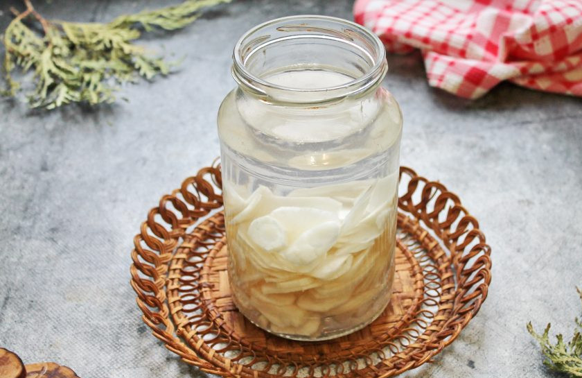 1. Этап. Квас из топинамбура: Влейте в банку чистую воду.