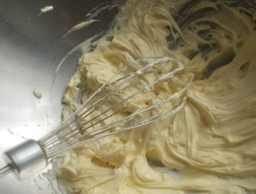 1. Этап. Домашний торт Пьяная вишня: Взбиваем размягченное сливочное масло.