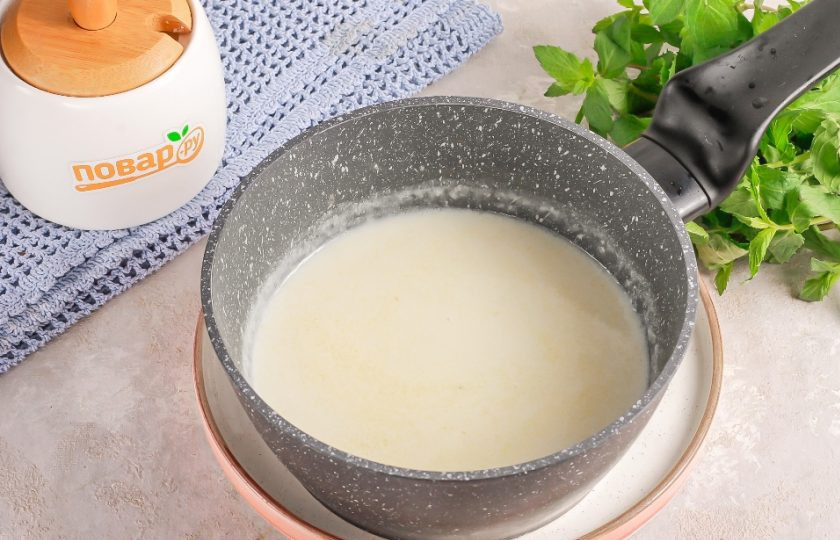 1. Этап. Сливочный соус для детей: Отварите соус до густоты примерно 2-3 минуты и выключите нагрев. Имейте в виду, что он еще загустится при остывании.