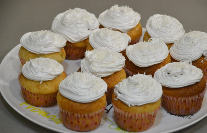 1. Этап. Кексы из кокосовой муки: Украсьте кексы 