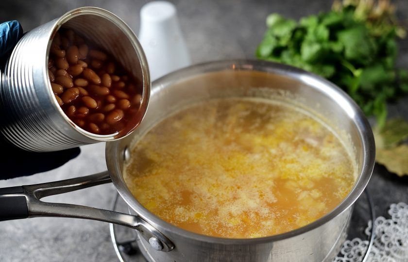 1. Этап. Фасолевый суп с кинзой: Переложите в суп фасоль вместе с томатным соусом.