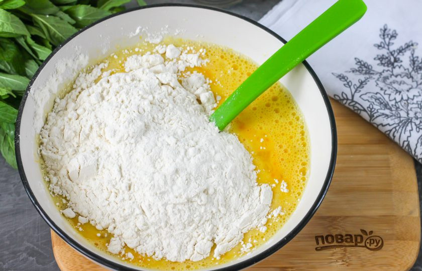 1. Этап. Хворост Розочки: Всыпьте пшеничную муку, оставляя немного ее для раскатывания теста. Замесите тесто и накройте его пищевой пленкой, оставляя на 20 минут.