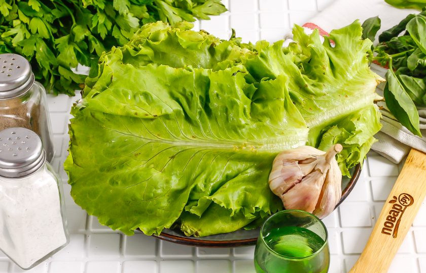1. Этап. Маринованные листья салата с чесноком и уксусом: Подготовьте указанные ингредиенты. Можете использовать любой салат, но без горького привкуса.