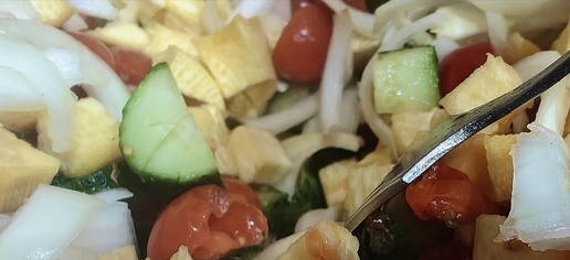 1. Этап. Салат с печенью трески «Мужская сила»: Теперь режем на небольшие кусочки огурцы, помидоры и репу, режем лук.