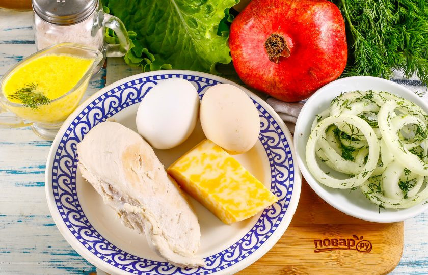 1. Этап. Салат Мужские слезы с гранатом: Подготовьте указанные ингредиенты. Заранее отварите куриное филе в течение 30 минут, а яйца - в течение 8-12 минут и остудите. Очистите куриные яйца от скорлупы и промойте.