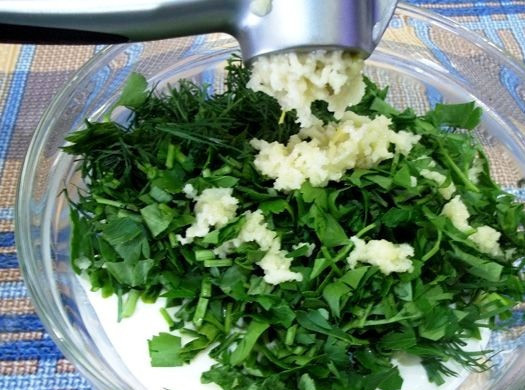 1. Этап. Чесночный соус для пиццы: Пропустите чеснок через пресс и добавьте в соус. Хорошо перемешайте, немного охладите в холодильнике и подайте на стол к пицце.