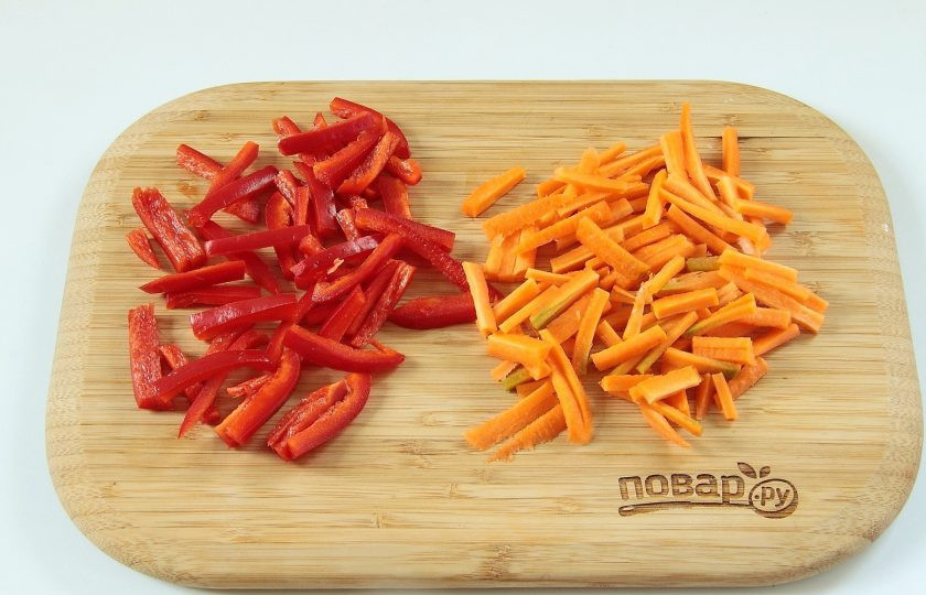 1. Этап. Свинина с лапшой по-азиатски: 4. Перец и морковь нарежьте небольшой соломкой.