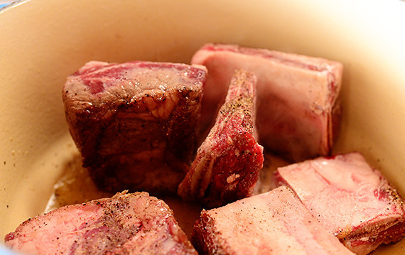 1. Этап. Сэндвичи с ребрышками: Обжарить ребра на разогретом оливковом масле.