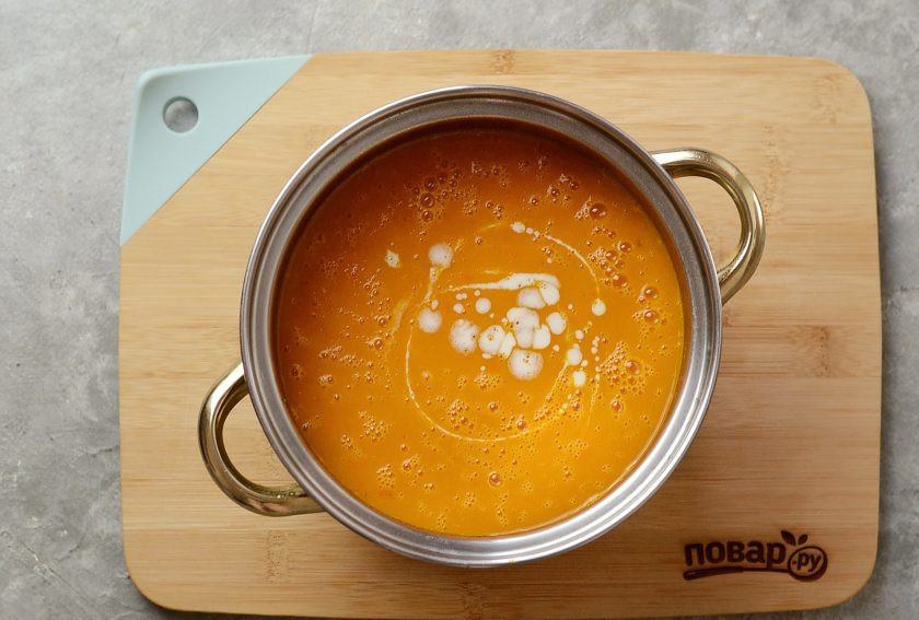 1. Этап. Австрийский тыквенный суп: Влейте сливки, посолите и прогрейте на небольшом огне еще 5 минут.