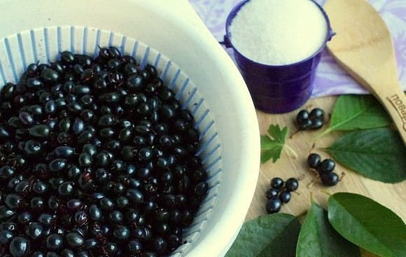 1. Этап. Варенье из смородины с листьями вишни: Смородину переберите, удалите веточки, промойте под холодной водой, откиньте на дуршлаг. Вишневые листья тщательно вымойте.