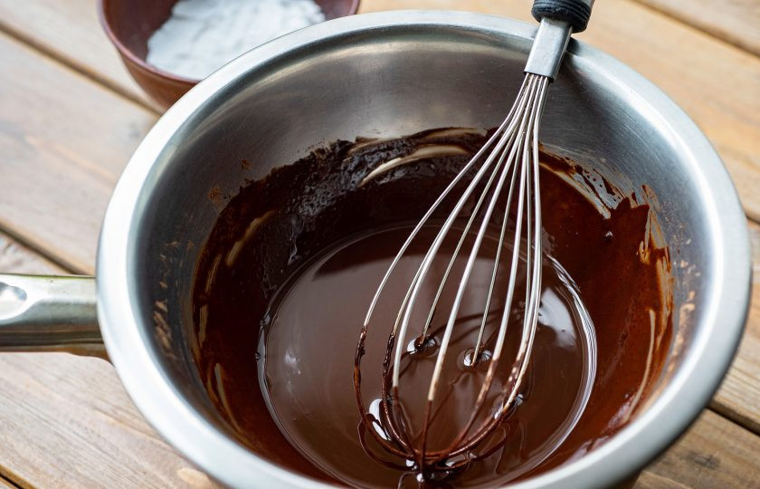 1. Этап. Домашний шоколад из какао масла: Растопите эти ингредиенты до получения однородной смеси.