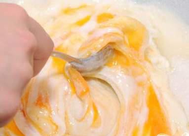 1. Этап. Манник с лесными ягодами: 2. Разбить яйца и тщательно перемешать с сахаром до однородной консистенции.