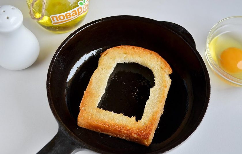 1. Этап. Яичница по-французски: 4. Когда хлеб зажарился, необходимо перевернуть его и в серединку аккуратно влить яйцо. Лучше всего разбить яйцо в чашку и уже из нее отправить на сковороду.