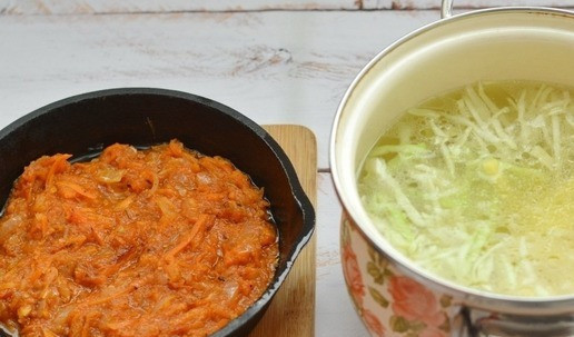 1. Этап. Борщ с бараниной и печёной свеклой: Затем добавьте в борщ зажарку из лука, моркови и томатного соуса. Варите всё вместе около 10 минут.