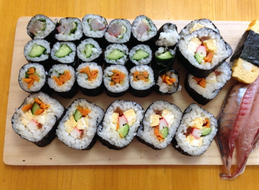 1. Этап. Постные роллы: 6. Подавайте постные роллы с соевым соусом и консервированным имбирем, нарезанным пластинками. Постные роллы готовы! Приятного аппетита!