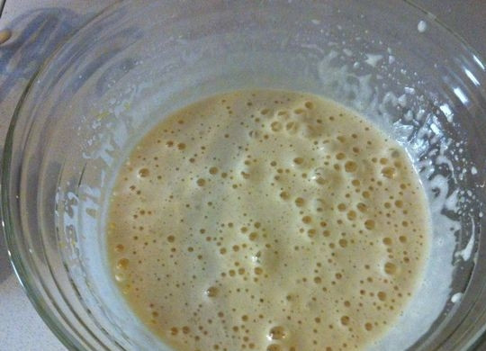 1. Этап. Клафути из черешни: 5. Взбейте миксером до образования пышной массы, потом добавьте коньяк, перемешайте.